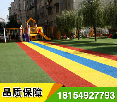 幼兒園定制人造草坪以專用設(shè)計(jì),使用成本少,維護(hù)保養(yǎng)方便,環(huán)保安全,外形美觀,適應(yīng)性強(qiáng)等優(yōu)勢(shì),全面覆蓋和替代了傳統(tǒng)塑膠和PVC等鋪裝材料.